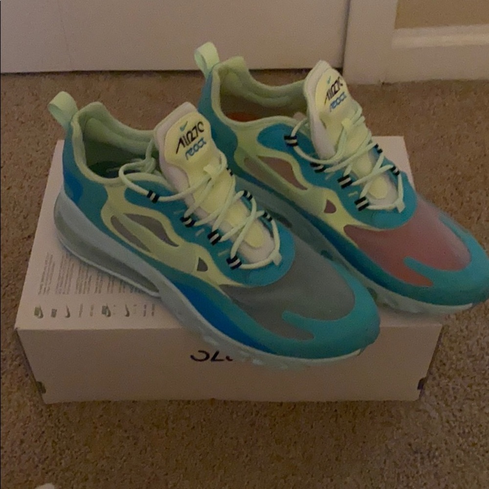 Air max 270 React men’s size 10 new